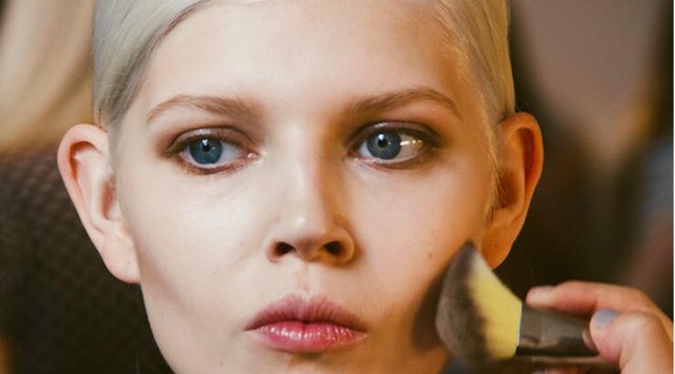 Αυτό είναι το χρώμα που κυριαρχεί στo ρουζ αυτή τη σεζόν