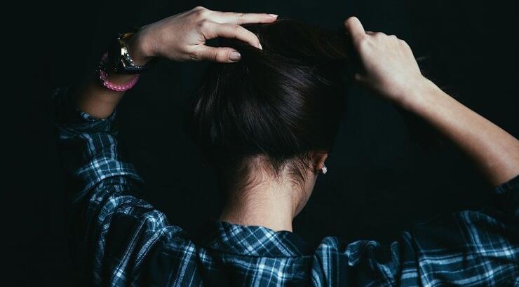 9 πράγματα που ο κομμωτής σου θέλει να σταματήσεις να κάνεις αμέσως!