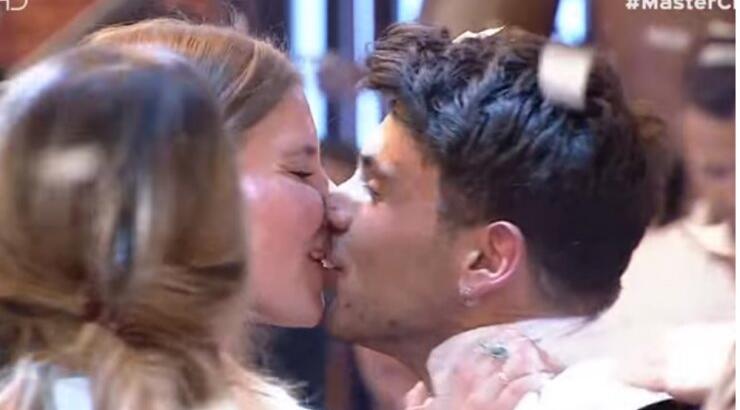 Το καυτό φιλί στη σύντροφό του, του νικητή του Master Chef αμέσως μετά την ανακοίνωση του αποτελέσματος 