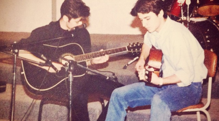 Ποιος Έλληνας τραγουδιστής είναι το αγόρι στη φωτογραφία