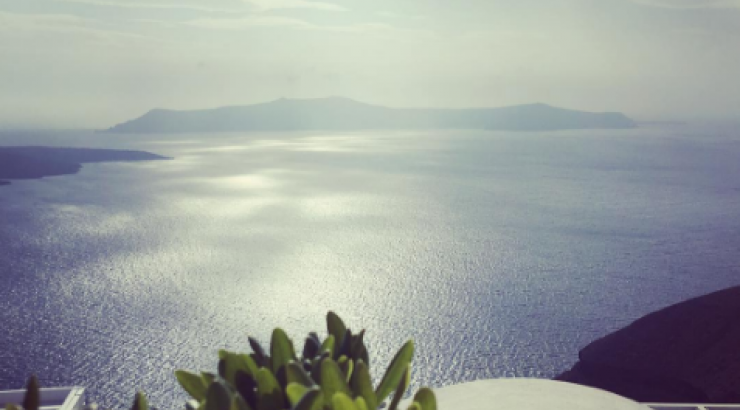 Ποια επώνυμη Κύπρια απολαμβάνει αυτή τη μαγευτική θέα;