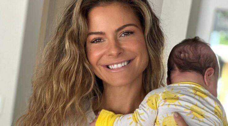 Maria Menounos: Αγκαλιά με την κόρη της στην παραλία [βίντεο]