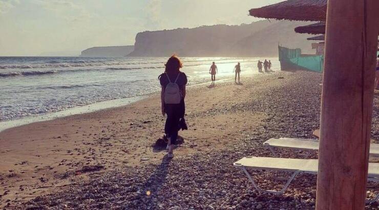 Κύπρια ηθοποιός αποκάλυψε ότι “τσάκωσε” τον σύντροφό της με άλλο πρόσωπο στο σπίτι [βίντεο]