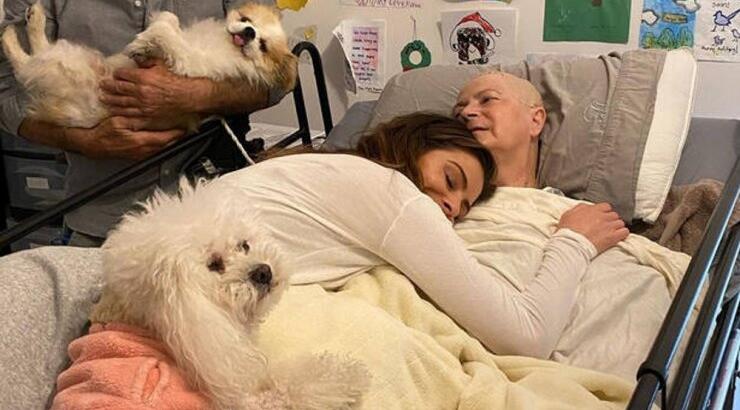 Maria Menounos: Η ιστορία που περιέγραψε για τη μητέρα της που "έφυγε" - "Είναι εδώ μαζί μου και με αγκαλιάζει" [εικόνες]