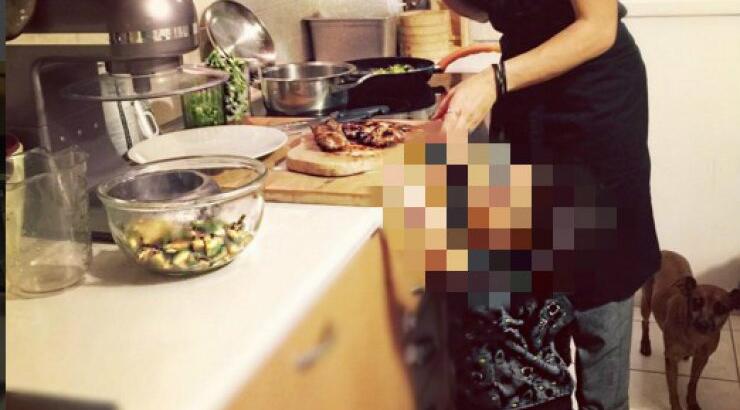 Επώνυμη Κύπρια στην κουζίνα μαζί με το γιο της