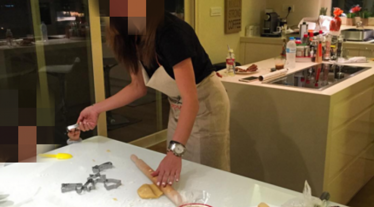 Επώνυμη Κύπρια στην κουζίνα με το γιο της φτιάχνοντας χριστουγεννιάτικα μπισκότα!