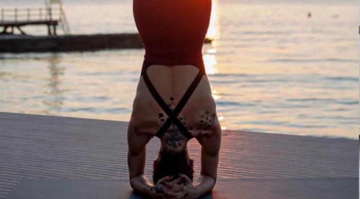 Επώνυμη Κύπρια σχημάτισε τη λέξη "αγάπη" με το κορμί της για τον Άγιο Βαλεντίνο!