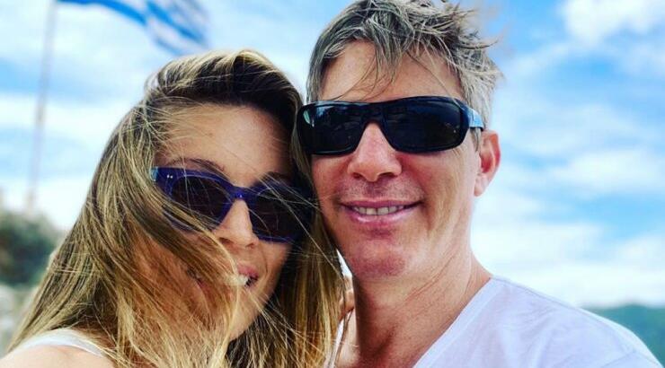 Μαριέττα Χρουσαλά - Λέων Πατίτσας: Παιχνίδια μαζί με τα παιδιά τους στην παραλία [εικόνες]