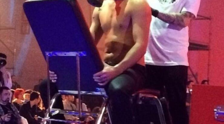 Κώστας Μαρτάκης: Χτύπησε τατουάζ on stage