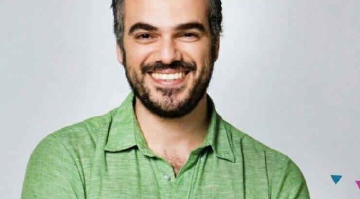 Ο Χριστόδουλος Μαρτάς ποζάρει φορώντας μόνο το μπουρνούζι του!