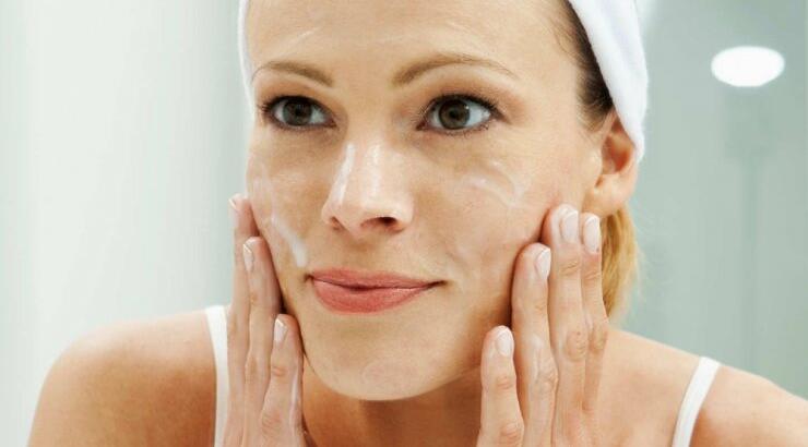 Αυτή η απολεπιστική μάσκα προσώπου με μαγειρική σόδα και χαμομήλι θα γίνει η αγαπημένη σας!