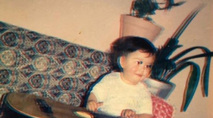 Δεν πάει το μυαλό σας ποιος γνωστός τραγουδιστής είναι το αγοράκι στη φωτογραφία!