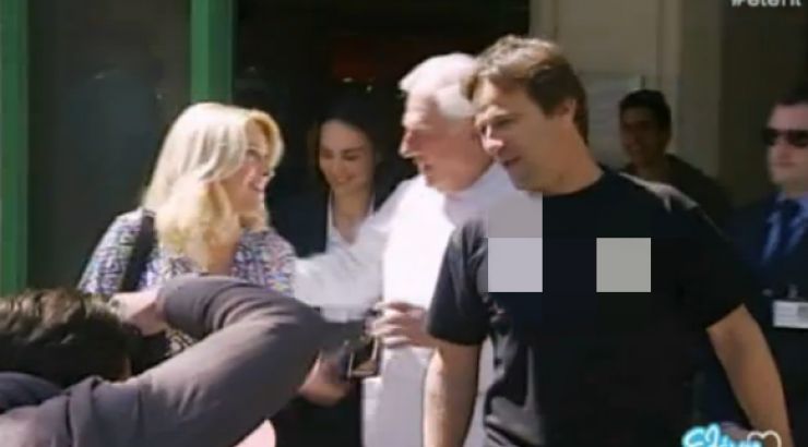 Τι έγραφε η μπλούζα του Ματέο Παντζόπουλου κατά την έξοδό τους από το μαιευτήριο