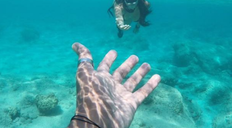 Είδαμε για πρώτη φορά το μονόπετρο της Κύπριας συντρόφου τραγουδιστή μετά την αγγελία του γάμου τους! [εικόνες]