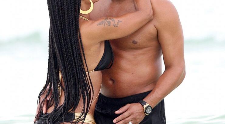 Δείτε την Mel B με μικροσκοπικό μπικίνι στην παραλία να παίζει με το φίλο της [εικόνες]