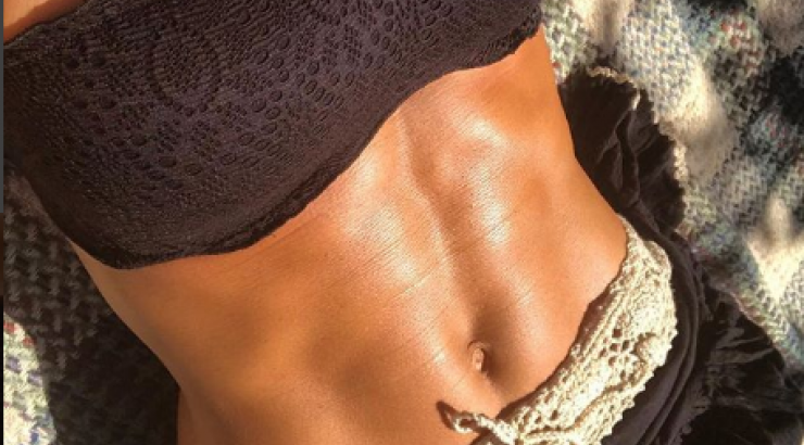 Γνωστή παρουσιάστρια μας δείχνει την κοιλιά της στα 47 της χρόνια μετά από δύο γέννες![εικόνα]