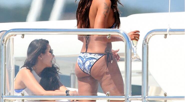 Στις Κάννες με το μαγιό. Ποια είναι; 