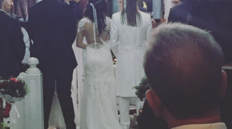  Ελληνίδα τραγουδίστρια ανέβηκε τα σκαλιά της εκκλησίας!