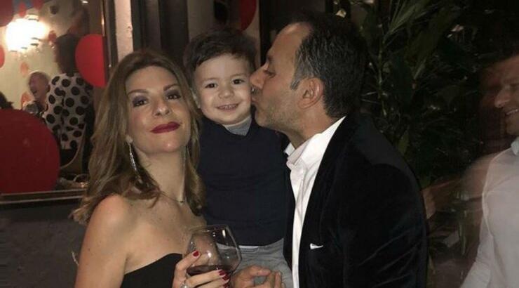 Άθως Αντωνιάδης – Μελίνα Διονυσίου: Το υπέροχο χριστουγεννιάτικο δέντρο στο σαλόνι του σπιτιού τους!