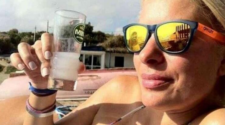 Φωτογραφία-σκάνδαλο! Η Μενεγάκη αλλάζει μαγιό στην παραλία