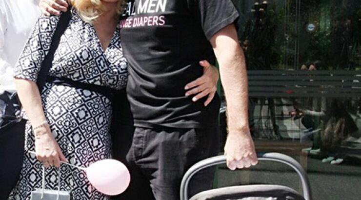 Μενεγάκη - Παντζόπουλος: Νέες φωτογραφίες κατά την έξοδό τους από το μαιευτήριο