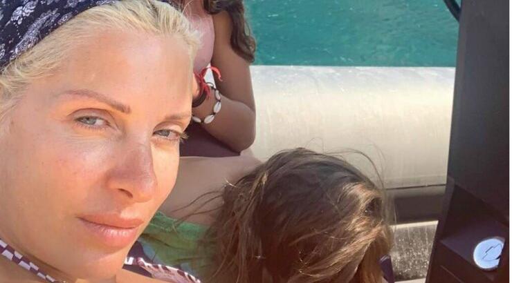 Ελένη Μενεγάκη: Η αποκάλυψη που έκανε σε follower της για την μεγάλη της κόρη Λάουρα