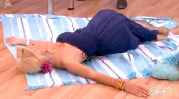  Η Μενεγάκη ξάπλωσε στο πάτωμα και άρχισε να πασαλείφεται με αντηλιακό!