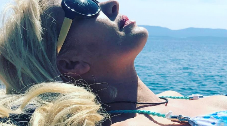 Η Ελένη Μενεγάκη ξέσπασε για τα πικρόχολα σχόλια για τη φωτογραφία της με μαγιό! [βίντεο]