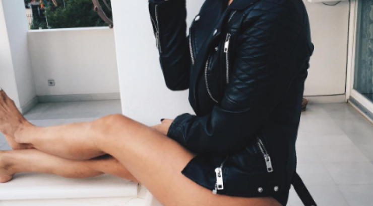 Η κόρη πασίγνωστου Έλληνα τραγουδιστή φωτογραφίζεται χωρίς εσώρουχο και “ρίχνει” το instagram!