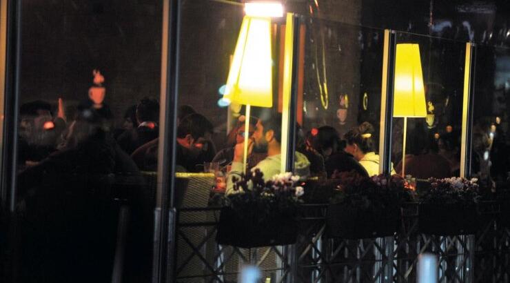 Μιχάλης Κωνσταντίνου: Μαζί με το γιο του σε καφετερία της Λευκωσίας