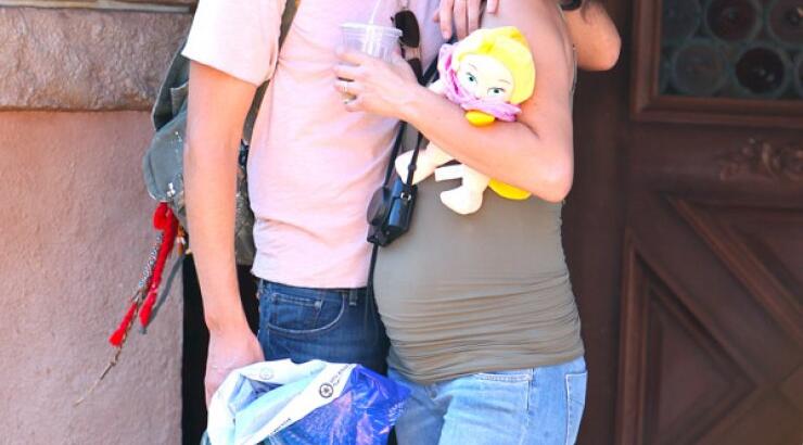 Mila Jovovich: Στην Disneyland λίγο πριν γεννήσει [εικόνες]