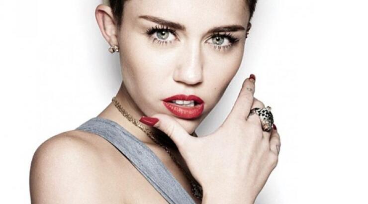 Φωτογραφία που σοκάρει: Η Miley Cyrus περιτριγυρισμένη από ναρκωτικά!