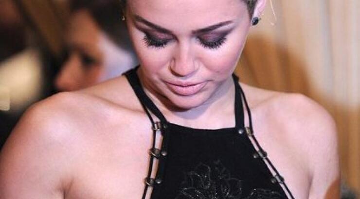 Σε κοινή θέα το στήθος της Miley Cyrus στο «Κόκκινο Χαλί» των βραβείων BAFTA