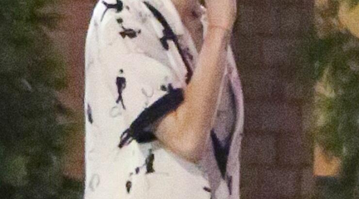 Η Miley Cyrus καπνίζει δημόσια και το δείχνει [εικόνες]