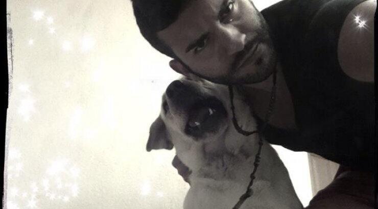 O αδερφός της Μενεγάκη ποζάρει με τον σκύλο της