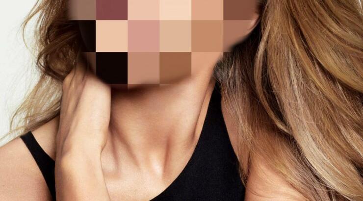 Σέξι φωτογραφία διάσημου μοντέλου με ακάλυπτα οπίσθια