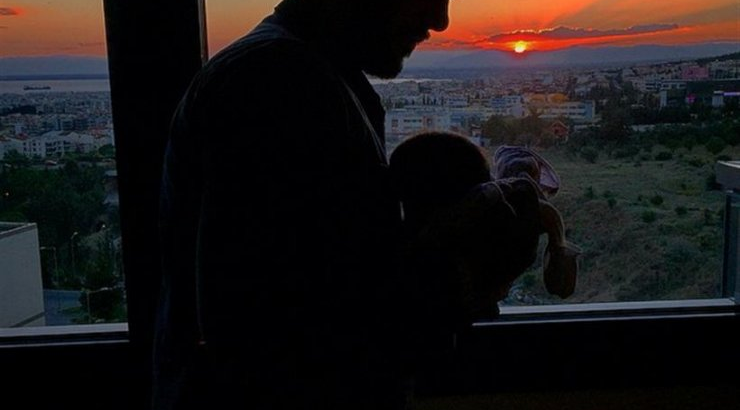 Η πρώτη φωτογραφία του νεογέννητου μωρού Έλληνα παρουσιαστή!