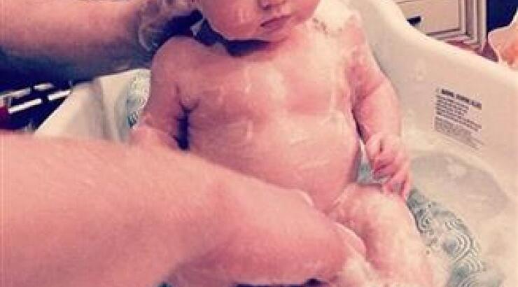 Η περήφανη μαμά απαθανατίζει την κορούλα της την ώρα που απολαμβάνει το μπάνιο της