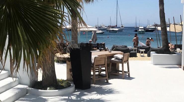 Επώνυμη Κύπρια απολαμβάνει διακοπές στη Μύκονο με το πιο stylish outfit για την παραλία!