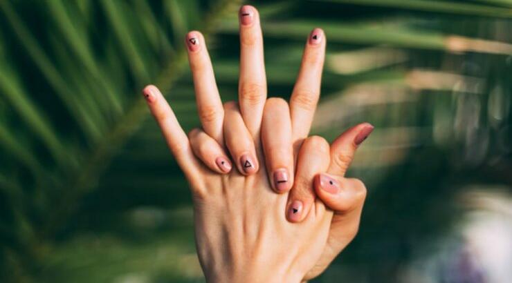 10 πανεύκολα nail art που μπορείς να κάνεις μόνη σου στο σπίτι
