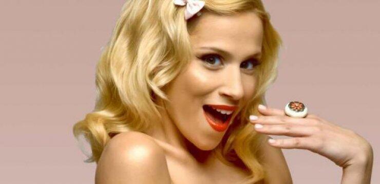 Δείτε τη Νάντια Μπουλέ με καστανά μαλλιά