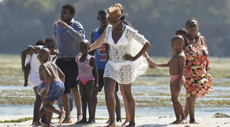 Η Naomi Campell κοντά στα ορφανά παιδιά 