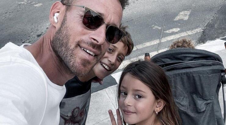 Νεκτάριος Αλεξάνδρου: Μετέτρεψε με τα τρία παιδιά του το δωμάτιο του ξενοδοχείου σε... γήπεδο! [βίντεο]