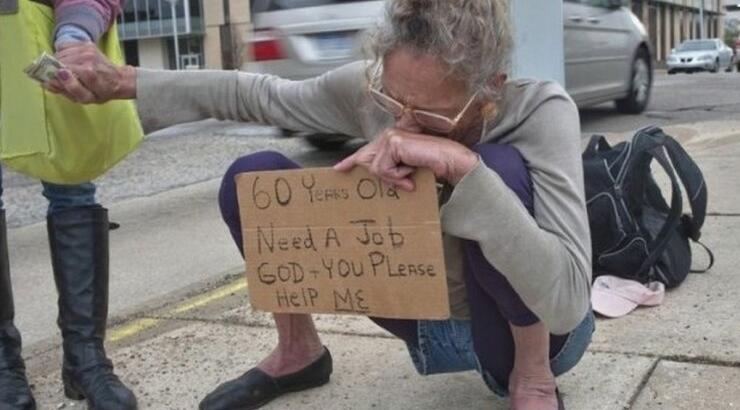 Το γύρο του διαδικτύου κάνει το άλλοτε κουνελάκι του Playboy που είναι άστεγη και ζητιάνα