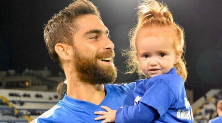 Νικόλας Εγγλέζου: Το παιχνίδι του ποδοσφαιριστή στο σπίτι με την κορούλα του! [βίντεο]