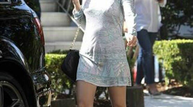 Η φουσκωμένη κοιλίτσα διάσημης ηθοποιού πρόδωσε την εγκυμοσύνη της!