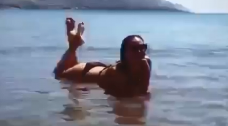 Η σύζυγος επώνυμου Κύπριου άρχισε τα μπάνια και μείναμε με το στόμα ανοιχτό με το καλλίγραμμο κορμί της! [εικόνα & βίντεο]