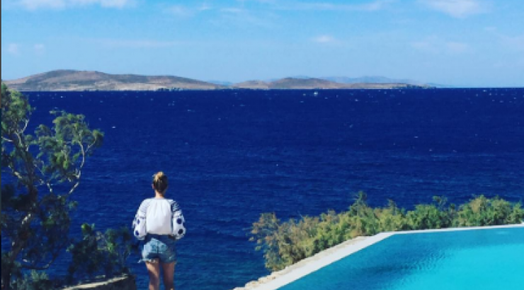 Ποια Κύπρια τηλεοπτικό πρόσωπο απολαμβάνει αυτή τη θέα στη Μύκονο;