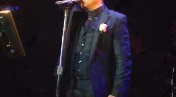 Νότης Σφακιανάκης: Το γύρο του διαδικτύου κάνει ο ναζιστικός χαιρετισμός του στην πίστα!