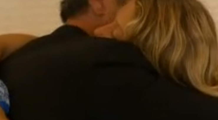 Η Ντάρια έπεσε στην αγκαλιά του συντρόφου της κλαίγοντας “ρίχνοντας” τα social media! [βίντεο]